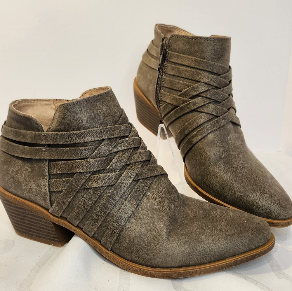 Life Stride Prarie Almond Toe Block Heel Brown Taupe Side Zip Bootie Size 9